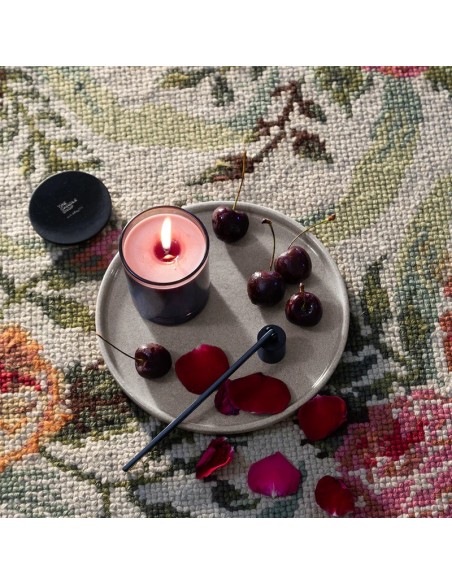 Vela Grey M Velvet Cherry - Vela Aromática Elegante y Moderna