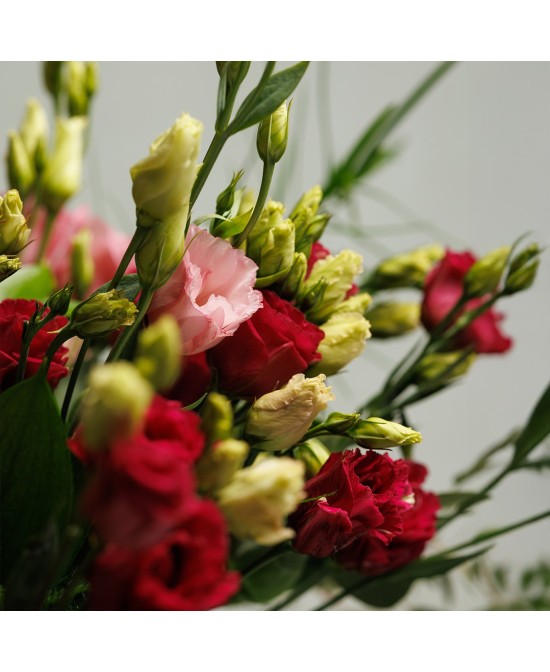 Ramo de lisianthus con verdes de temporada - M