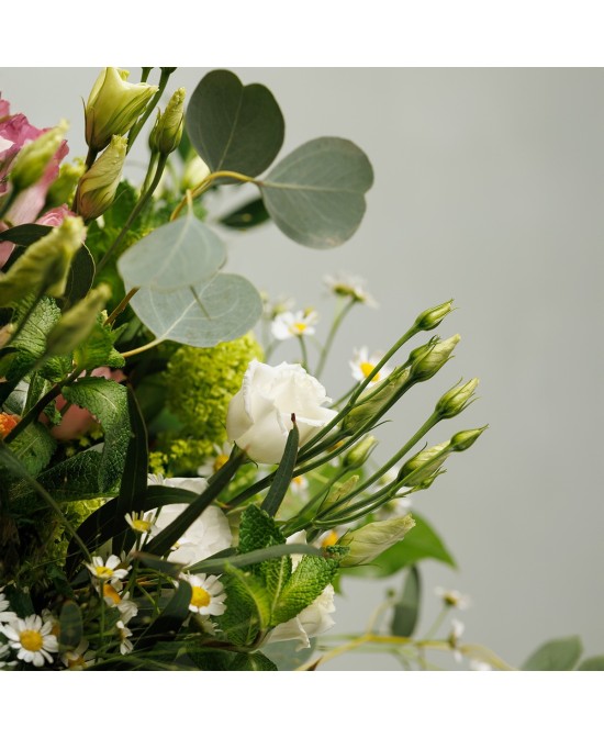 Ramo de lisianthus con flores silvestres de temporada - M