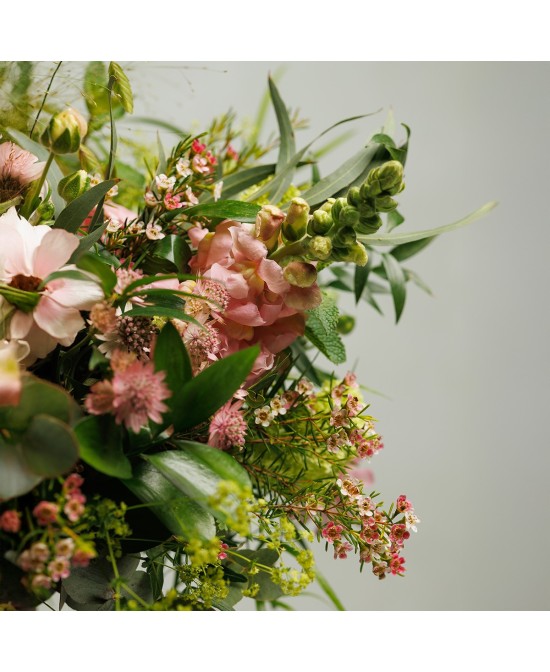 Ramo de rosas de jardín con flores silvestres de temporada - M