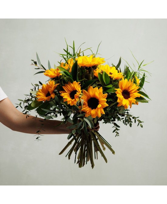 Ramo de girasoles con verdes de temporada - M