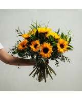 Ramo de girasoles con verdes de temporada - M