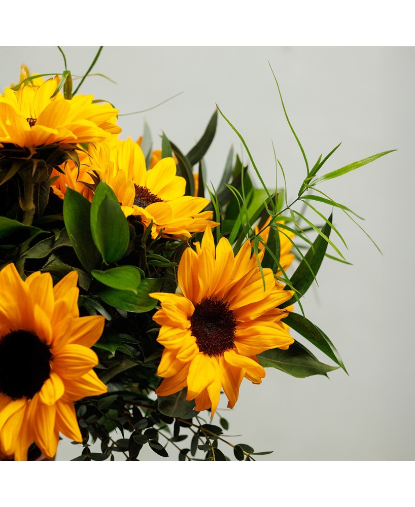 Ramo de girasoles con verdes de temporada - M