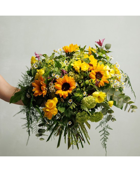 Ramo de girasoles con flores silvestres de temporada - M