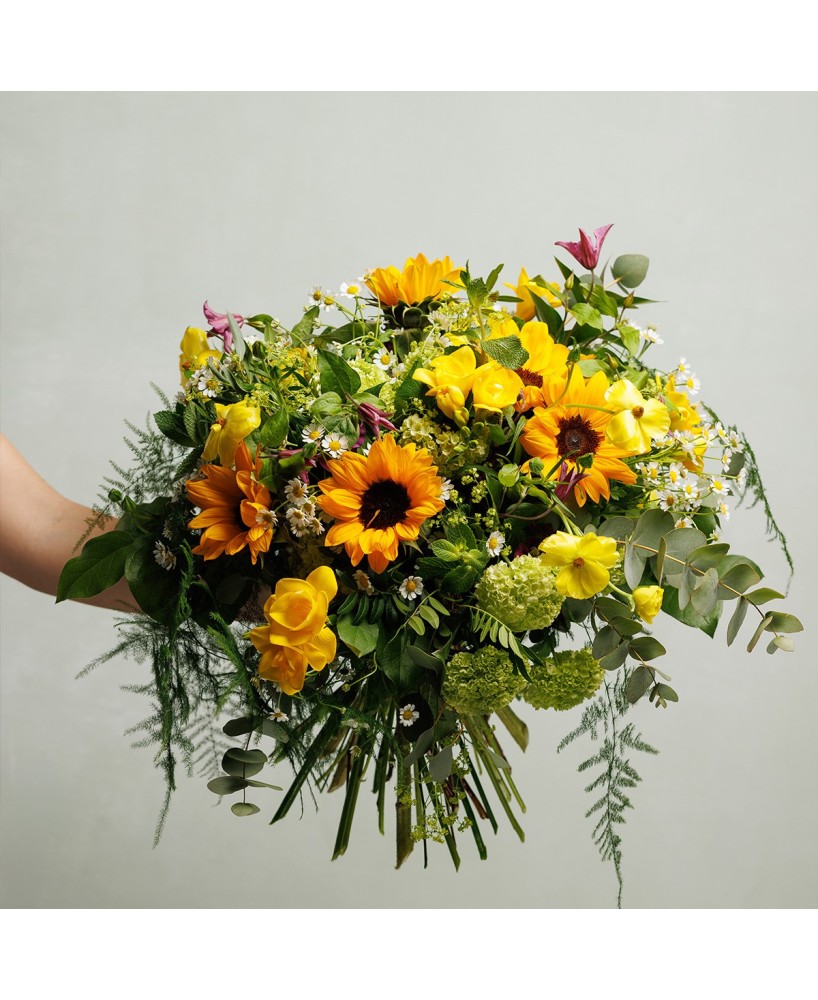 Ramo de girasoles con flores silvestres de temporada - M