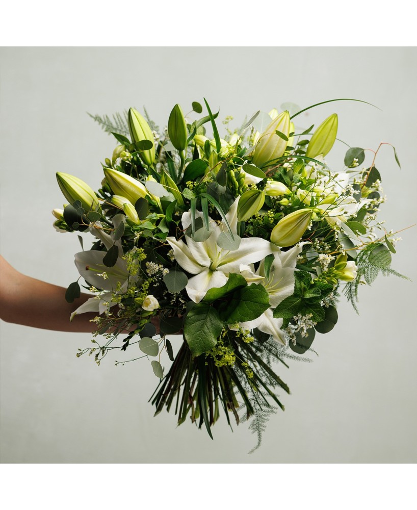 Ramo de lilium oriental con flores silvestres de temporada - M